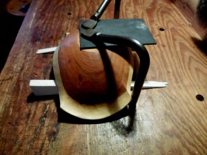 The upright of the holdfast itself can keep the bowl from sliding.