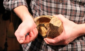 By simply rotating the wrist, the opposite edge can now be pushed along the grain on the opposite side.